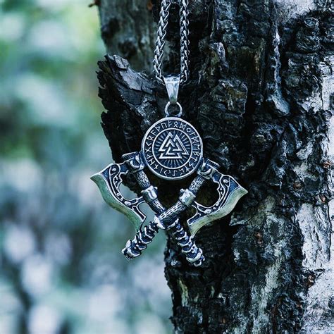 Représentation d'un collier hache viking stylisé avec des motifs nordiques complexes