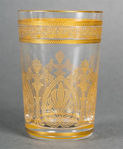 Photographie d'un verre emblématique de la cristallerie Saint-Louis, mettant en valeur sa taille et sa clarté