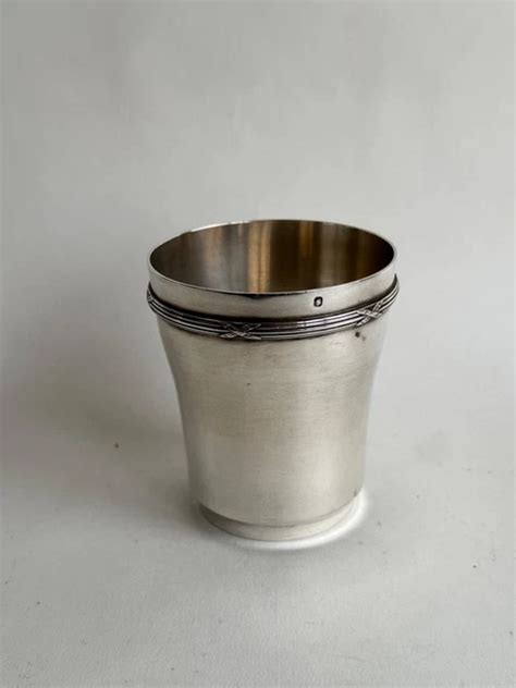 Photographie d'une timbale ancienne en argent massif, forme droite, décor classique.