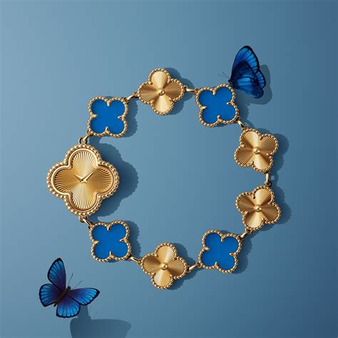 Vue d'ensemble de l'exposition d'horlogerie Van Cleef & Arpels, montrant diverses montres et pendulettes d'époque