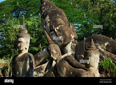 Comparaison stylistique de sculptures bouddhiques de différentes régions et époques