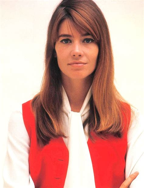 Photographie d'archives montrant Grace Kelly ou Françoise Hardy portant un bijou Alhambra.