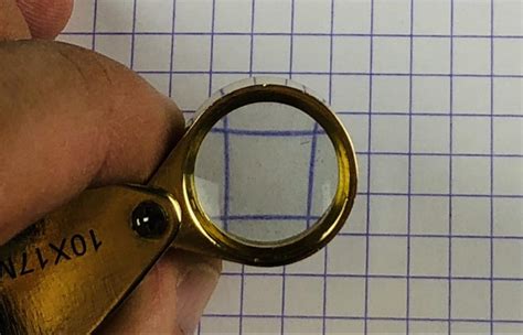 Comparaison visuelle : lignes courbes vues avec une loupe non corrigée et lignes quasi-parallèles avec une loupe aplanétique
