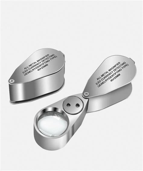 Exemple d'utilisation d'une loupe 10x avec une brucelle pour tenir la pierre