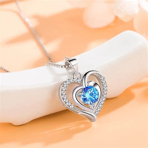 Variété de bijoux en forme de cœur : pendentifs, bagues et bracelets.