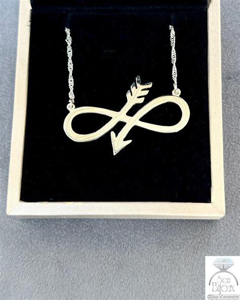 Un collier avec un pendentif en forme de symbole infini, représentant l'amour éternel.
