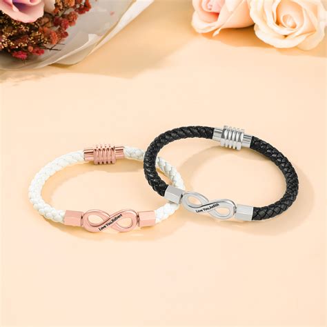 Un ensemble de bracelets de couple assortis, symbolisant l'union et la connexion.