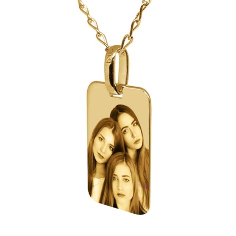 Un collier avec un pendentif personnalisé, comme des initiales gravées ou une date importante.