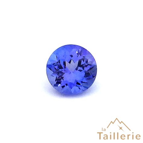 Photographie macro d'une tanzanite facettée mettant en valeur sa couleur profonde et ses reflets violets.