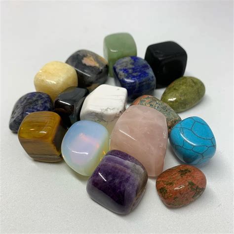 Photographie de diverses spinelles brutes et taillées, mettant en valeur leurs couleurs variées.
