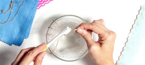 Illustration d'une personne nettoyant délicatement des bijoux avec une brosse douce et un chiffon