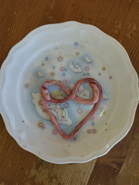 Exemple de bijou créé à partir d'un cordon ombilical, transformé en pierre de résine.