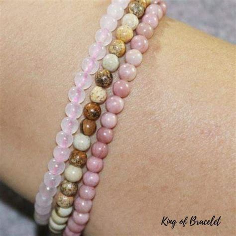 Collection de bracelets en quartz rose, symbolisant l'amour et la sérénité.