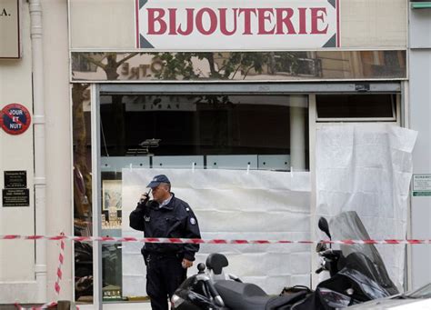 Photos de policiers devant la bijouterie où un braqueur a été tué, le 28 novembre 2013 à Sézanne (Marne)