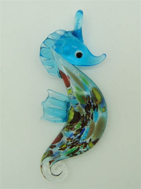 Pendentif hippocampe en verre coloré avec détails argentés
