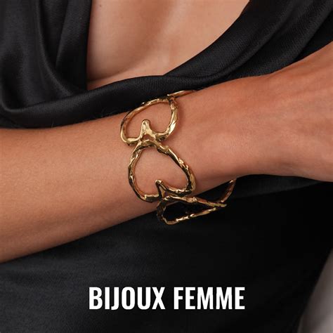 Collection de bijoux (colliers et bracelets) proposés dans les bougies