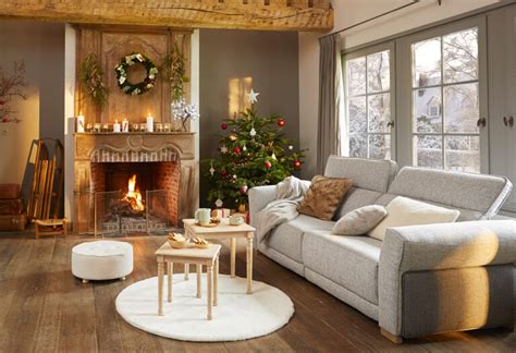 Ambiance intérieure chaleureuse créée par l'accumulation de bougies décoratives