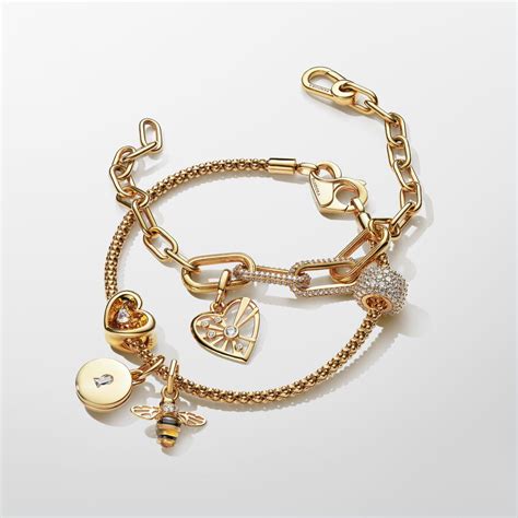Image d'un bracelet Pandora Reflexions maille tissée doré à l'or 585/1000e porté seul