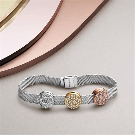 Infographie comparant les différentes finitions de bracelets Pandora Reflexions (or jaune, or rose, argent oxydé)