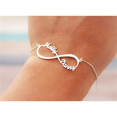 Bracelet Infini avec plusieurs prénoms gravés, en argent et en or.