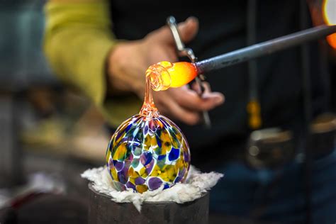 Artisan travaillant le verre de Murano pour créer des perles