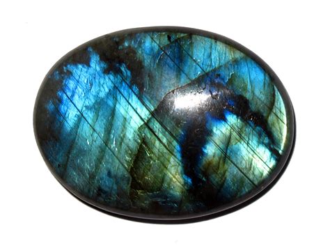 Gros plan sur la labradorite, illustrant le phénomène de labradorescence avec ses reflets multicolores