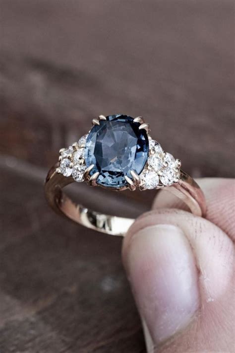 représentation d'un saphir bleu gris avec des reflets changeants entre le bleu et le gris