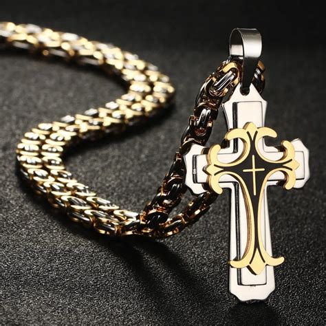 Collection variée de colliers en cuir pour hommes avec différents pendentifs (croix, barre, symbole tribal).