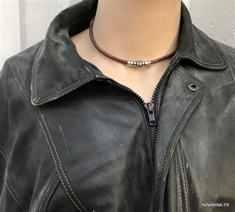 Photo détaillée d'un collier ras de cou en cuir noir avec un fermoir et des embouts en argent massif.