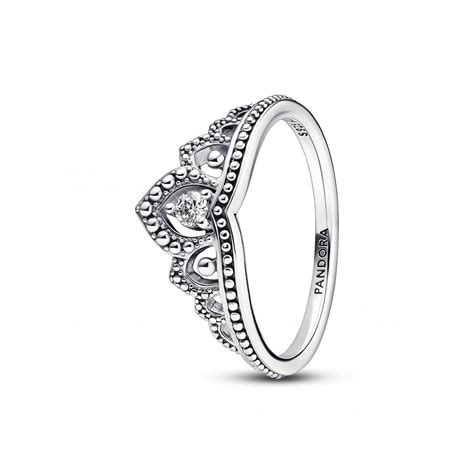 Une bague argentée finement travaillée avec des micro-perles, évoquant une tiare ou une couronne.