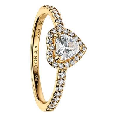 Sélection de bijoux Pandora pour un mariage : collier, bague et boucles d'oreilles scintillantes.