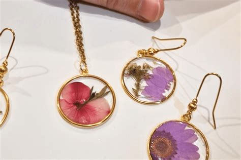 Exemple de pendentif en résine UV avec fleurs séchées