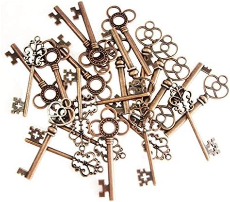 Collection de pendentifs en forme de clé, variés en métal et style.