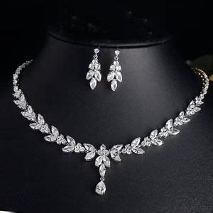 Schéma de la parure complète : collier de dos, bracelet et boucles d'oreilles assorties avec des motifs de feuilles en filigrane.