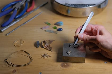 Gros plan sur la technique du filigrane en forme de feuille, mettant en évidence la finesse des détails et l'effet ajouré.
