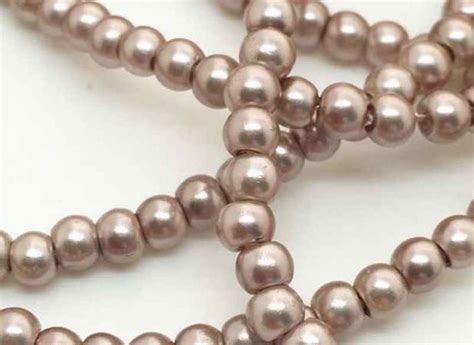 Photographie de perles nacrées Swarovski Crystal Vintage Rose Pearl disposées