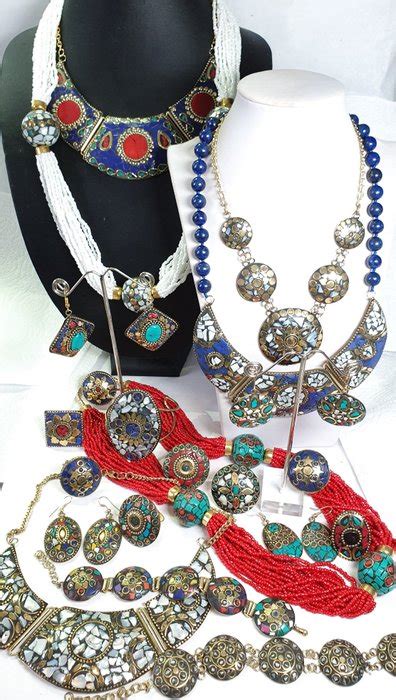 Collection variée de bijoux indiens : boucles d'oreilles, colliers, bracelets, bagues