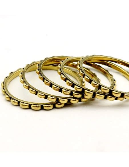 Variété de bracelets et joncs dorés, certains ornés de pierres