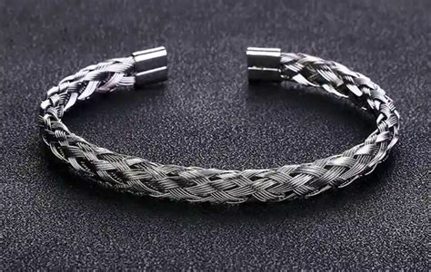 Photo détaillée d'un bracelet jonc tressé avec un nœud argenté au centre