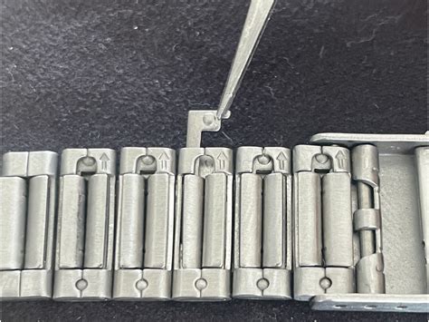 Schéma technique montrant le montage d'un bracelet Oyster ou Jubilee sur une montre Seiko SKX