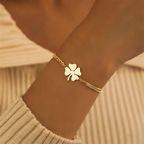 Exemples de gravures personnalisées sur des bracelets en acier inoxydable (dates, noms, symboles)
