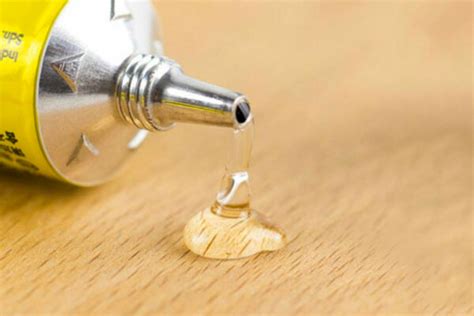 Application de colle dans une monture de bijou avant d'y placer un cabochon