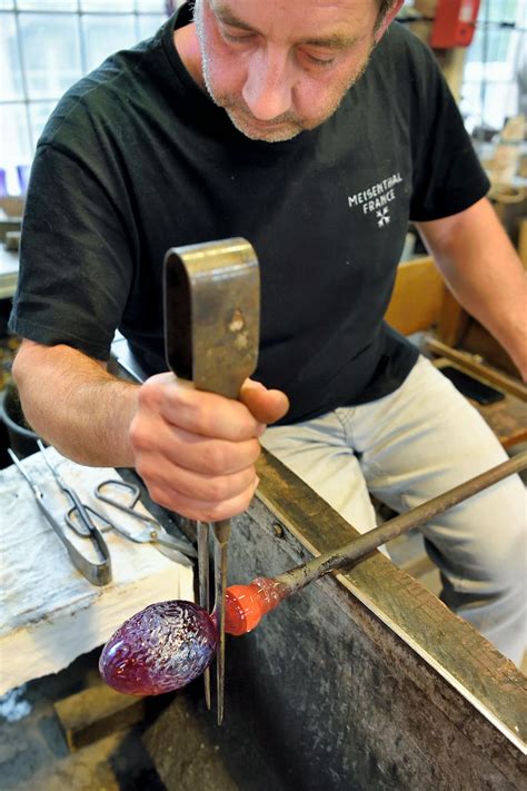 Atelier d'art verrier montrant la fabrication de cabochons en verre