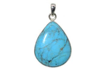 Une sélection de perles et de pendentifs en turquoise de différentes formes et tailles, prêts à être utilisés dans la création de bijoux.