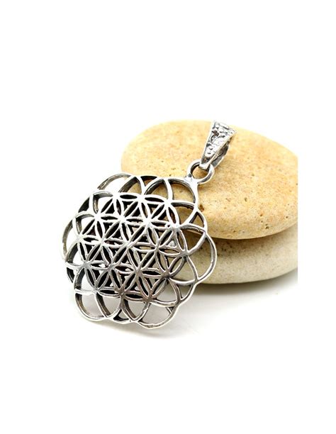 Gros plan sur un pendentif Fleur de Vie en turquoise et argent 925 rhodié, mettant en valeur les détails de la gravure et la couleur de la pierre.