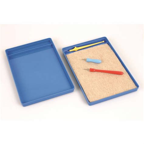 Matériel de poinçonnage Montessori : plateau avec tapis en feutre et poinçon
