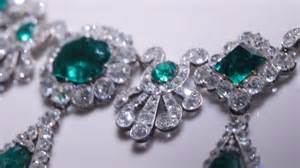 Schéma comparatif des bijoux présentés dans la vidéo et la parure originale de Marie-Louise, mettant en évidence les différences.