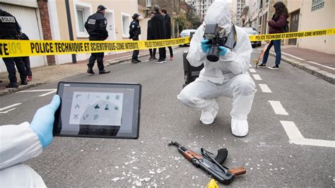 Photographie de la police technique et scientifique sur les lieux du cambriolage au musée du Louvre.