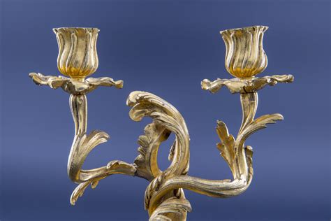 Illustration d'une paire de candélabres au C couronné du XVIIIe siècle.