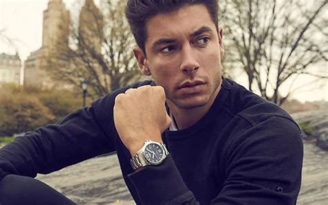 Homme portant un bracelet Diesel en argent avec une montre